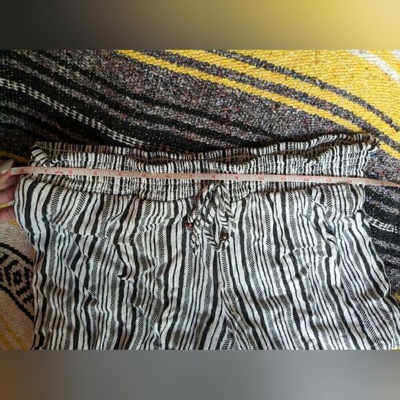 Black and white Striped Linen Shorts - Picture 7 of 10